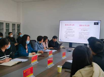 会议室里的人们描述已自动生成