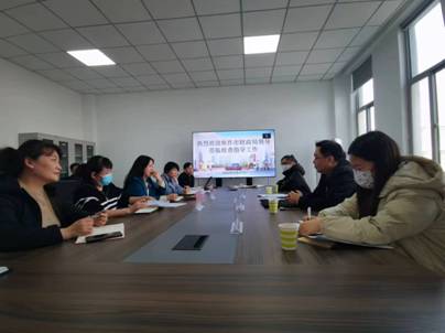 人们在室内玩桌子上的电脑描述已自动生成